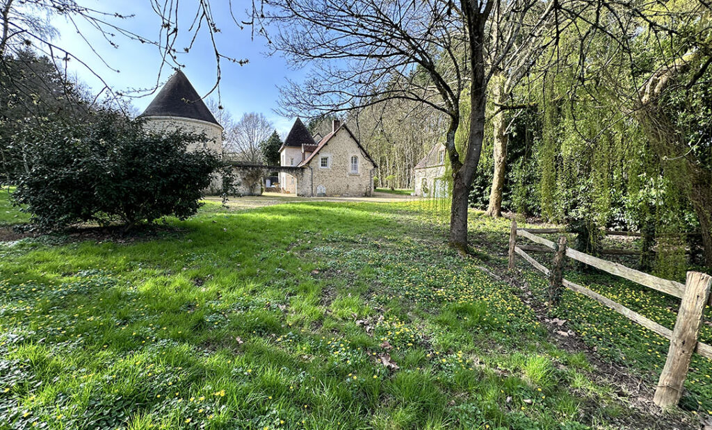 maison à vendre Perche Charme : à 2 heures de Paris par l’autoroute, 16 min de la gare SNCF, charmante maison de campagne à vendre dans le Perche.
