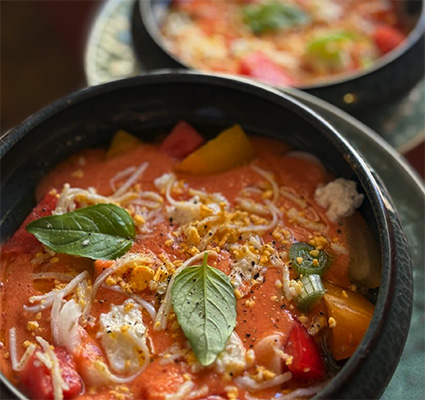 L'agence immobilière à Bellême vous donne une adresse pour bien manger dans le Perche. Le restaurant Tandem à Nocé, là, où, on épluche, on taille les légumes, on poêle … Bref ! On cuisine