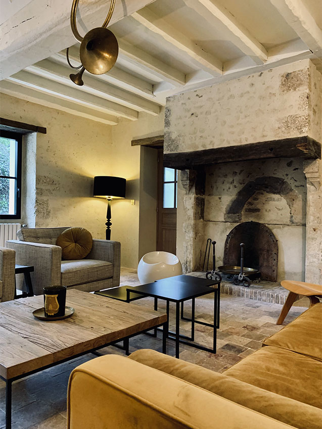 la Clef des Champs 61 et son salon avec sa cheminée d'origine.