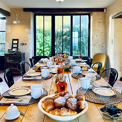Un petit déjeuner convivial à la maison d'hôtes La Clef des Champs 61 dans le Perche