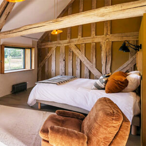 la Planque en Perche possède 4 chambres qui ont une vue panoramique sur le lever de soleil et les collines du Perche.