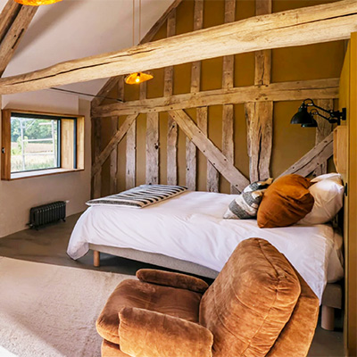 la Planque en Perche possède 4 chambres qui ont une vue panoramique sur le lever de soleil et les collines du Perche.