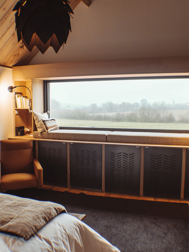 la Planque en Perche vous propose la chambre 9 de 45 m2 avec vue sur le lever de soleil et les collines du Perche.