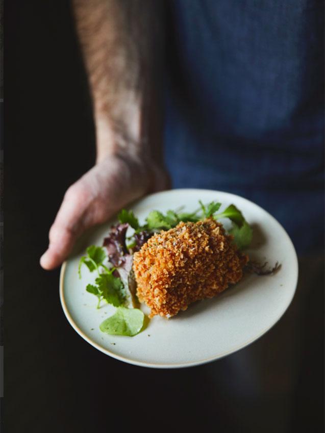 Cuisine de saison au restaurant Oiseau Oiseau à Préaux-du-Perche : une assiette raffinée mettant en valeur les produits locaux dans un esprit néo-bistrot.