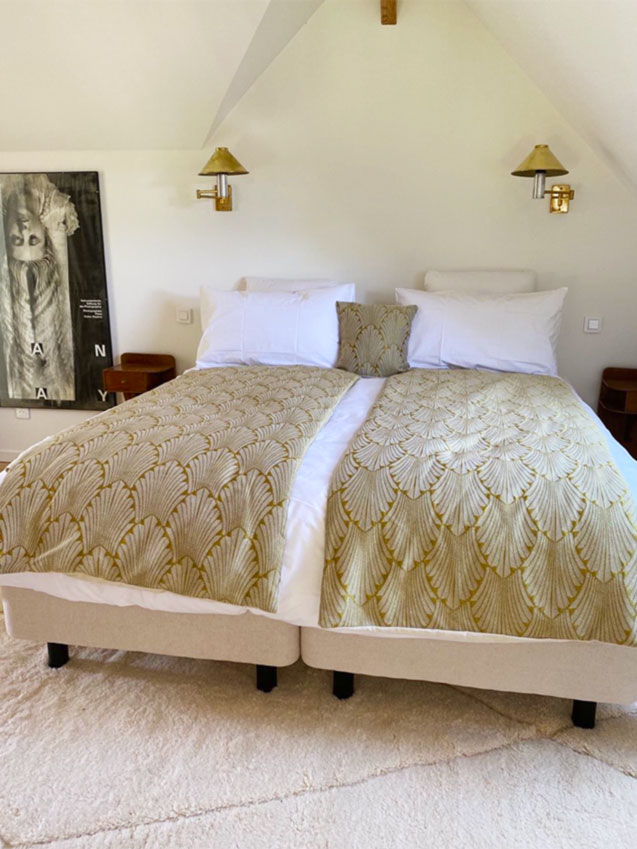 Dans notre gîte, vous profiterez dans la mezzanine, d’une première chambre avec un grand lit double, modulable en 2 lits de 90 cm.