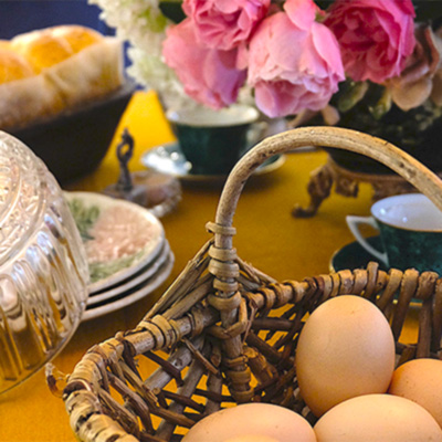 Une table d'accueil vous attend dans la maison d'hôte La Petite Gaulardière dans Le Perche.