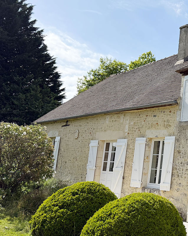 Ancienne fermette rénovée avec dépendance en pierre et mare naturelle, située dans la campagne du Perche, à 10 minutes de Mortagne-au-Perche, Petite Cité de Caractère, et à 2h de Paris par la RN12.