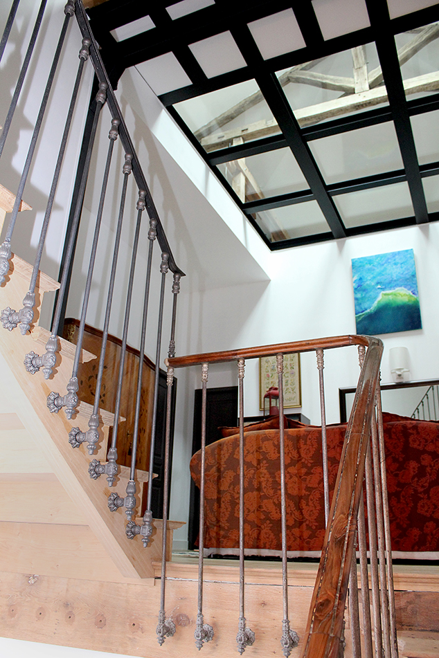 Spectaculaire plafond de verre traversant le second étage, créant un espace unique et baigné de lumière naturelle