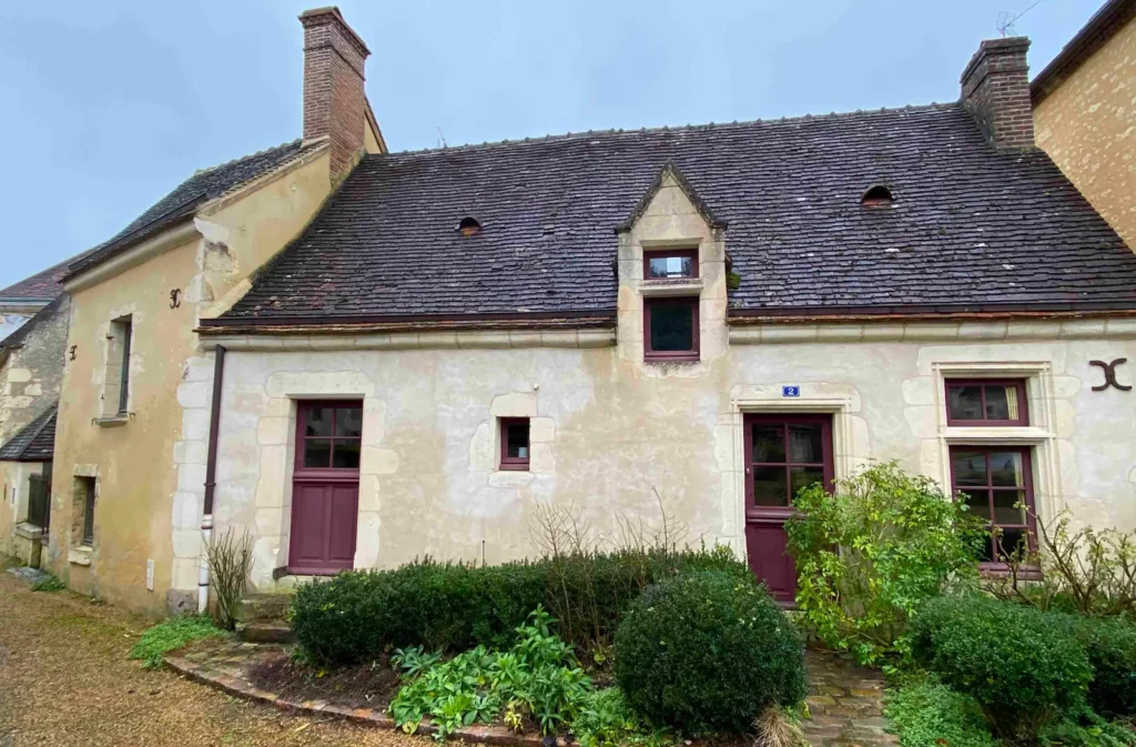 Maison ancienne de 95 m² à Perche-en-Nocé, couverte en tuiles traditionnelles, alliant charme des matériaux d’origine et confort moderne, idéale comme pied-à-terre dans le Perche.